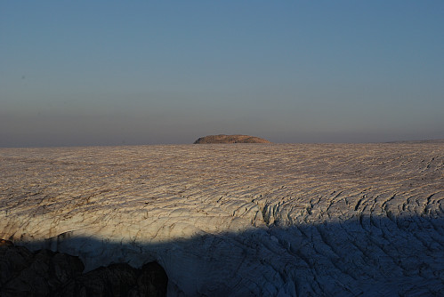 Fjell som liknar på ei øy, frå denne vinkelen.