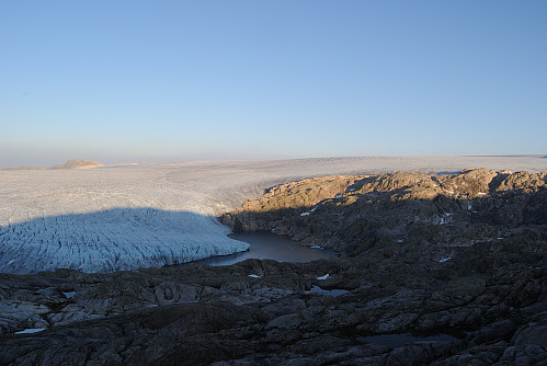 Utsyn mot det innerste vatnet ved breen.