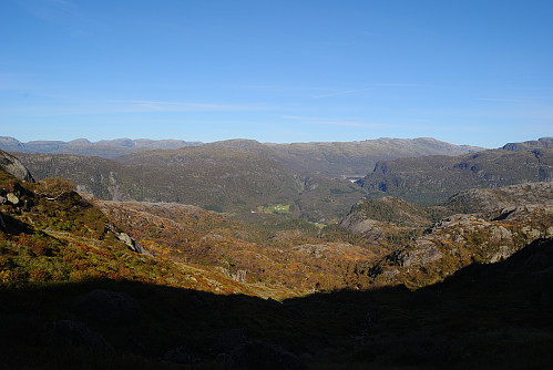 Utsyn mot Nevroldnuten, Bjødnanuten og Kvannegrødnuten.