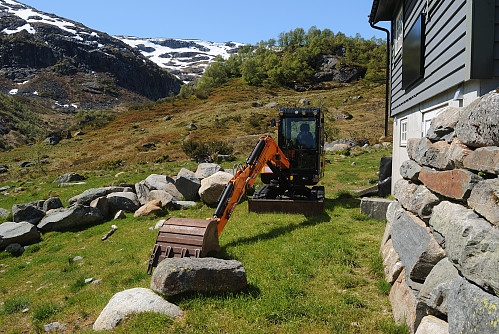 Gravemaskin effektivt hjelpemiddel.