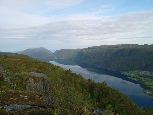 Utsyn vest mot Jøssenfjorden. Frå venstre ser ein Gunlanuten og til høgre Ramsfjellheia.