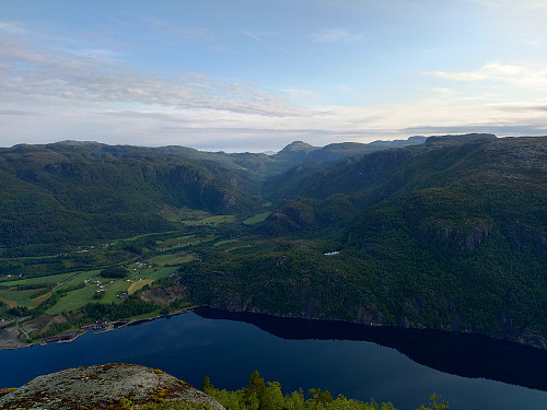 Bygda hauga og fjellet Gullingen bak fjorden.