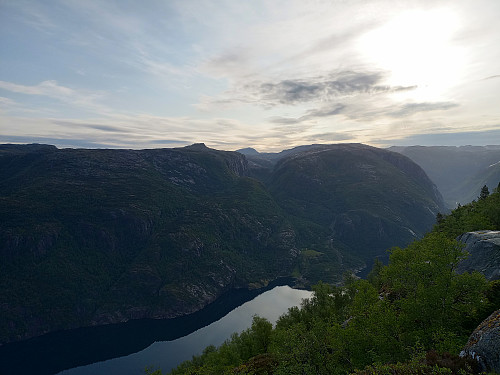 Skjulsnuten og Skuteheia i midten av bilete.