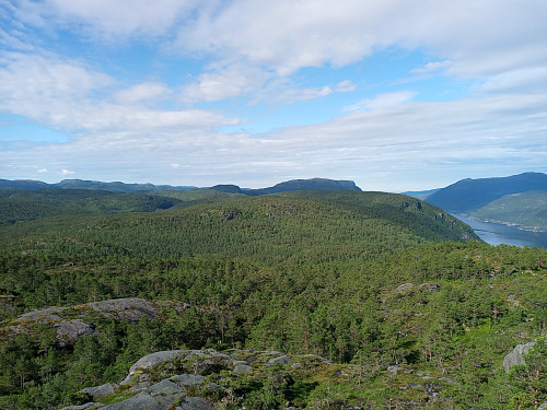 I retning mot dei resterande kjedelige myrtoppane.
