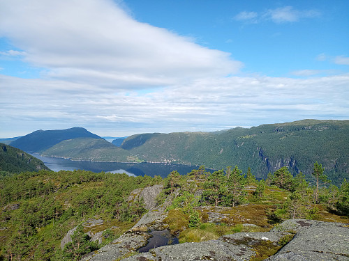 Jøsneset og Ramsfjellheia bak Jøsenfjorden.