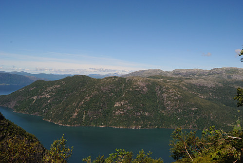 Molthaug og Fagerlifjell som stig opp Maurangerfjorden.