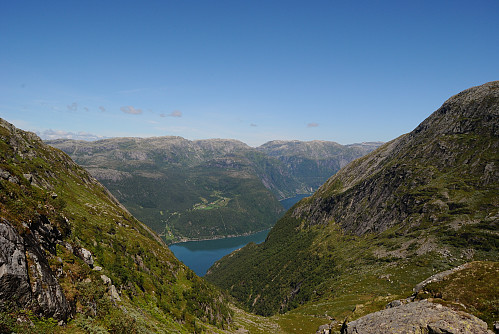 Oppi i eit skar, her kan ein sjå Gjetingsdalen og Grønhaug.