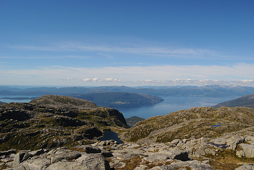 Frå venstre ser ein Tveitadalsknotten og høgre Kufjellet. Heilt bak i fjorden ligg Varaldsøya.