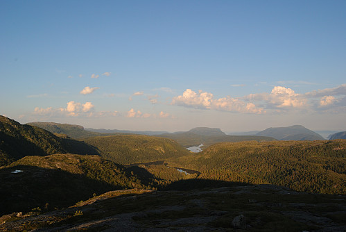 Utsyn over Funningsland eit landskap som liknar på Austlandet.