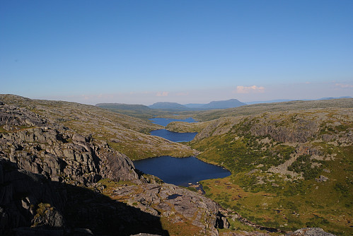 Innerst ligge Svartavatnet og ytterliggande er Rundavatnet og heilt bakerst Hegnavatnet. Dei tre fjella i bakgrunnen er Vikestølheia, Øksnanibba og Gunlanuten.