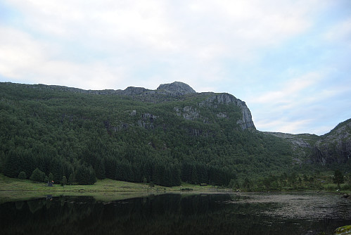 Austmannahovudet bak Ritlandstjødna. Her gjekk setesdølen når de vandra over fjellet til Ryfylke, dimed namnet Austmann det folka aust for fjella var kalla.