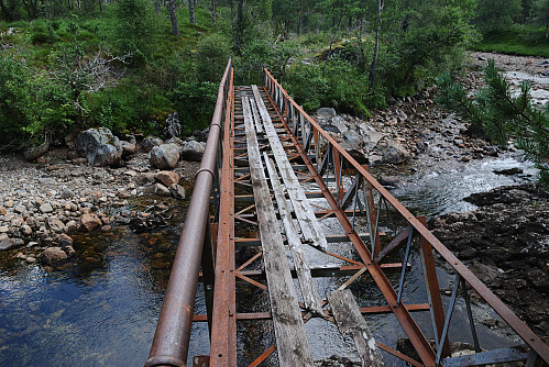 Svært lite robust bru over Kleivalandsåna.