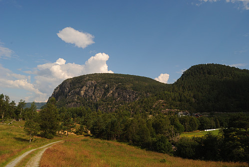 Nede ved Kleivaland. I bakgrunnen ser ein Husafjellet.