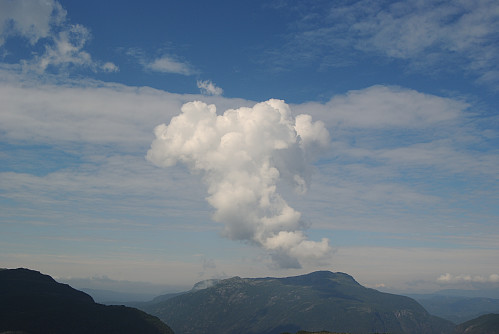Markant sommersky over Gunlanuten.