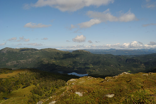 Frå kløvfjellet, her ser ein bort mot Breilandsvatnet og Øksnafjella.