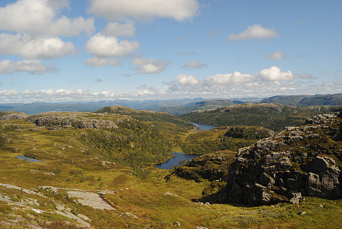 Tilbakeblikk mot Undestølsvatnet og toppane som omkranser det.
