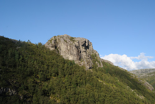 Eit nær blikk av Nipen. I nærver skal det visa seg at fjellet er ikkje lett å bestiga.