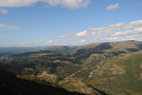 Utsyn ned mot Fossane og Ritland flankert av Vikestølheia og Skardsheia.
