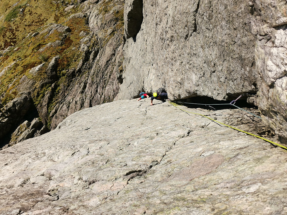 Standplass tredje taulengde, forbi forrige highpoint med god margin. På bildet sees to fjellnisser med "top rope tough guy"-attitude og tilhørende oppdrift.