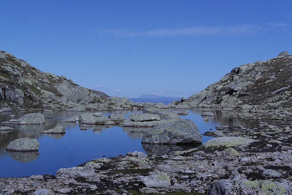 Et lite tjern, 1426,9 moh, på fjellryggen vest for Kjellarnuten, like sørvest for Kjellartjønni. Gaustatoppen i bakgrunnen 