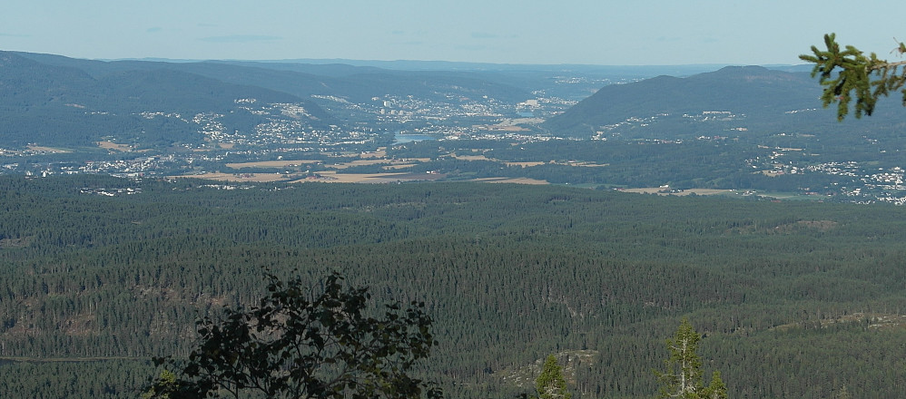 Utsikt fra Krakåsen østover mot Krokstadelva, Mjøndalen og Drammen. Til venstre Losmoen i Hokksund, og til høyre litt av Vestfossen