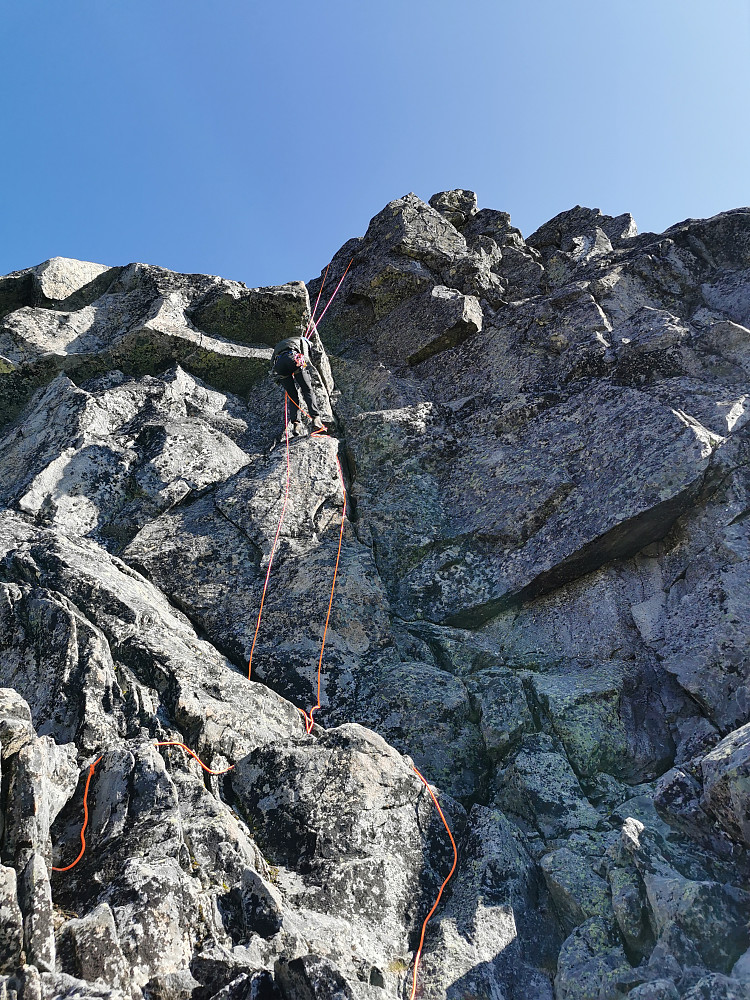 Rappellering ned fra Søre Nål, en av Norges vanskeligste 2000-topper (gitt 10 PF) mtp. å bestige ad enkleste rute.