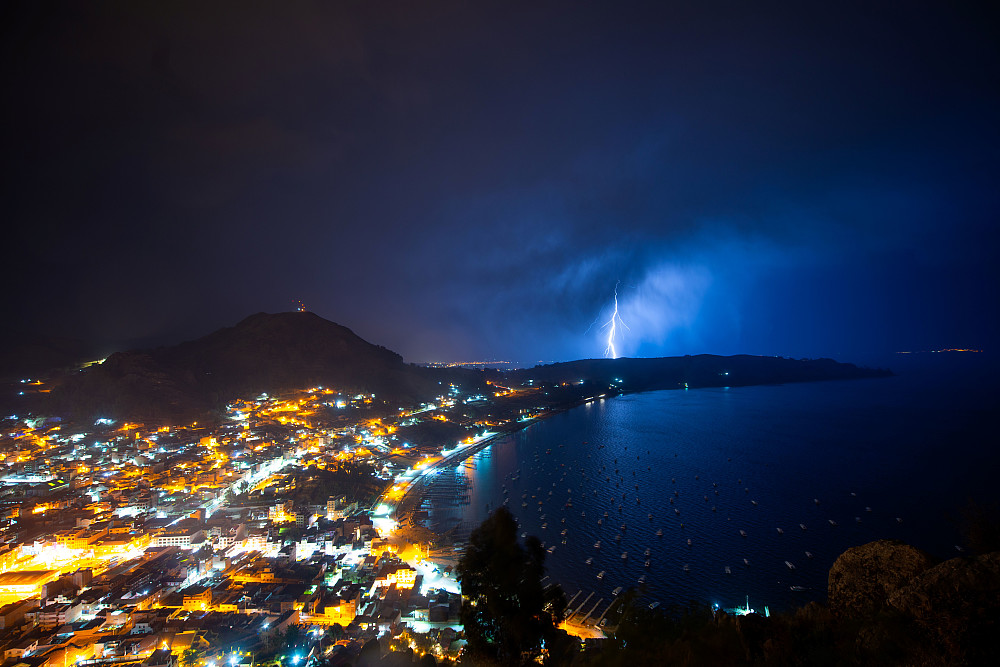 Tordenvær over Copacabana. En strandby med saltvann, som er nesten 4000 moh. Foto av Nesset