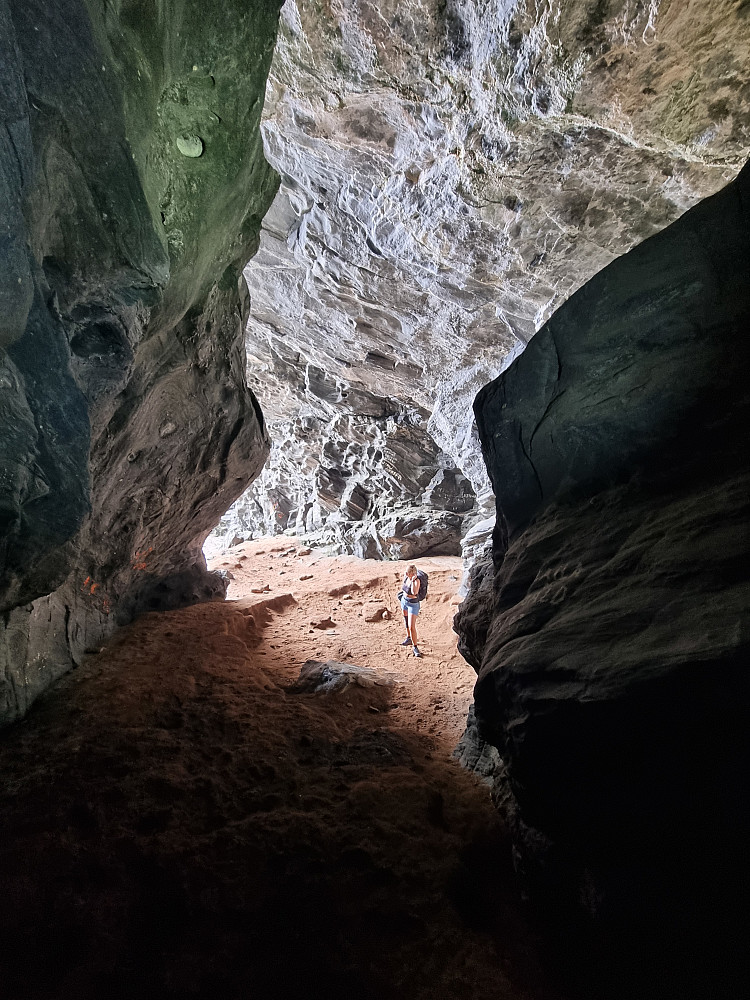 Stor grotte ca. 10 min gange langs fjæra fra fyret