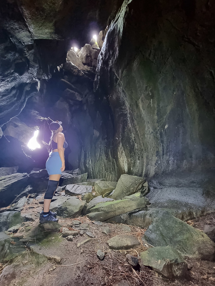 Grotta rett ved Skongnes fyr