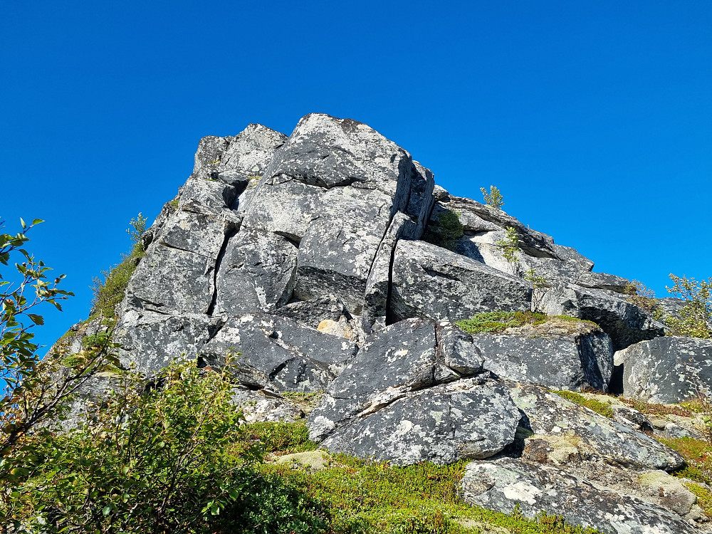 Hele traversens vanskeligste punkt (grad 2+/3-) er på 430 moh opp mot Horntind