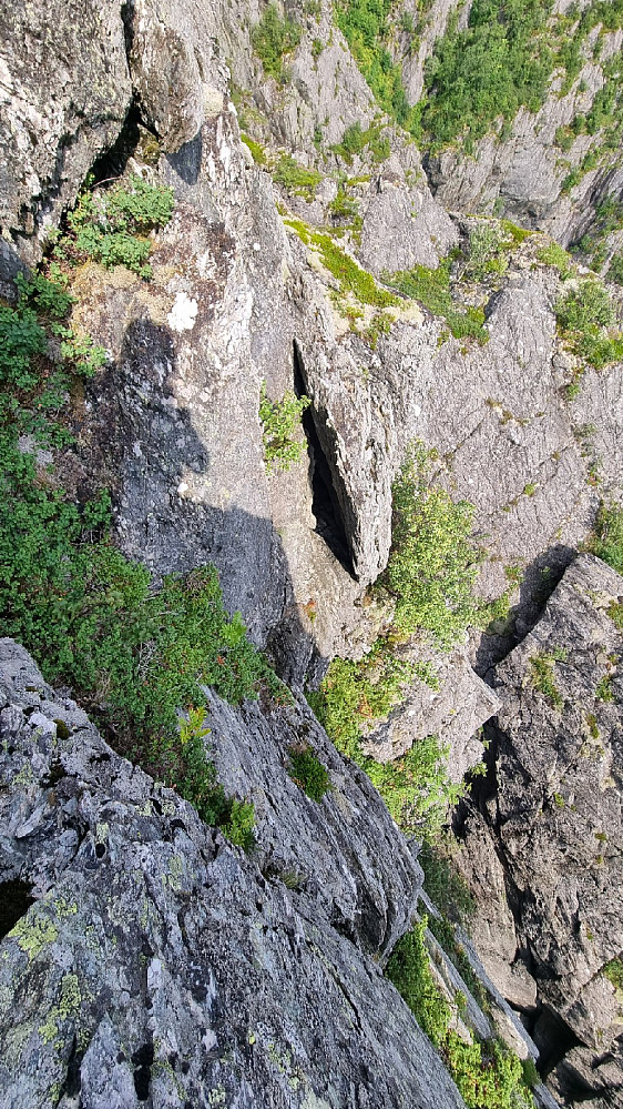Midt i bildet ses den skråstilte steinen som en kryper under
