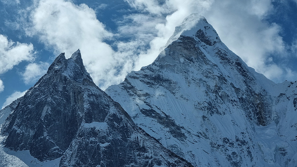Amphu G blir noe i skyggen av Ama Dablam bak