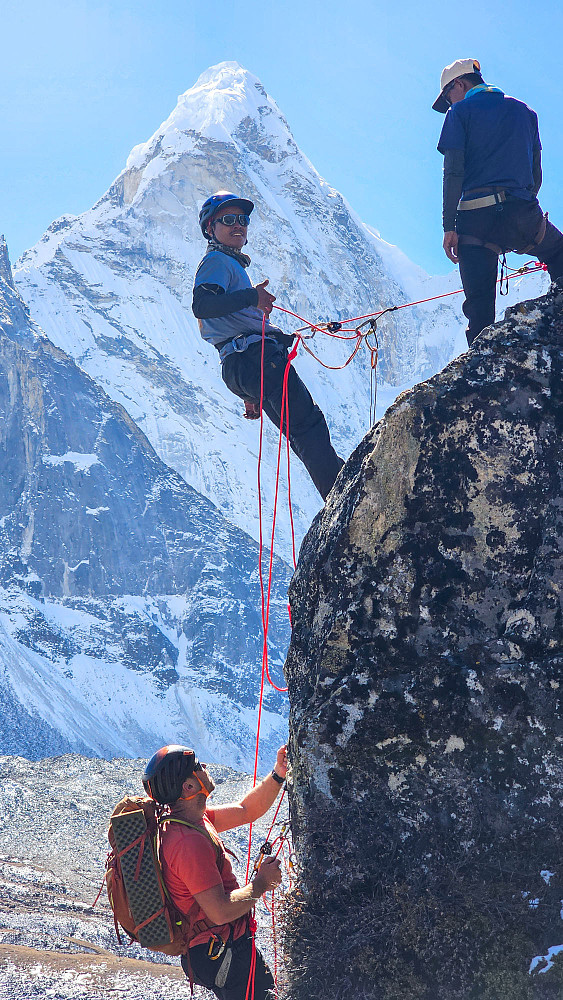 Dawa og Endre på vei opp med Ama Dablam i bakgrunn