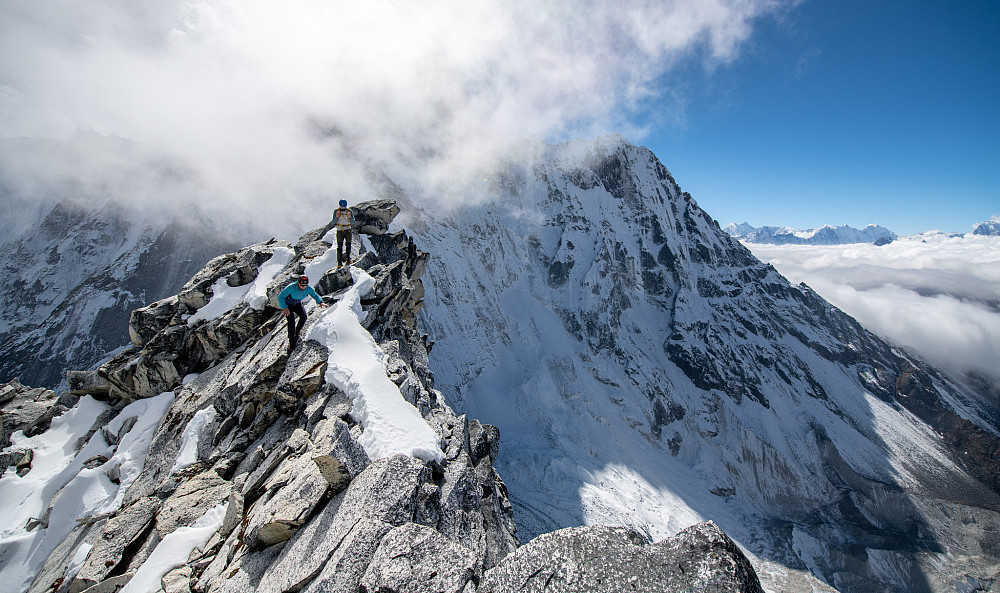 Siste bit av sydryggen før toppen. Med Nordveggen på Ama Dablam som en gigant i bakgrunn