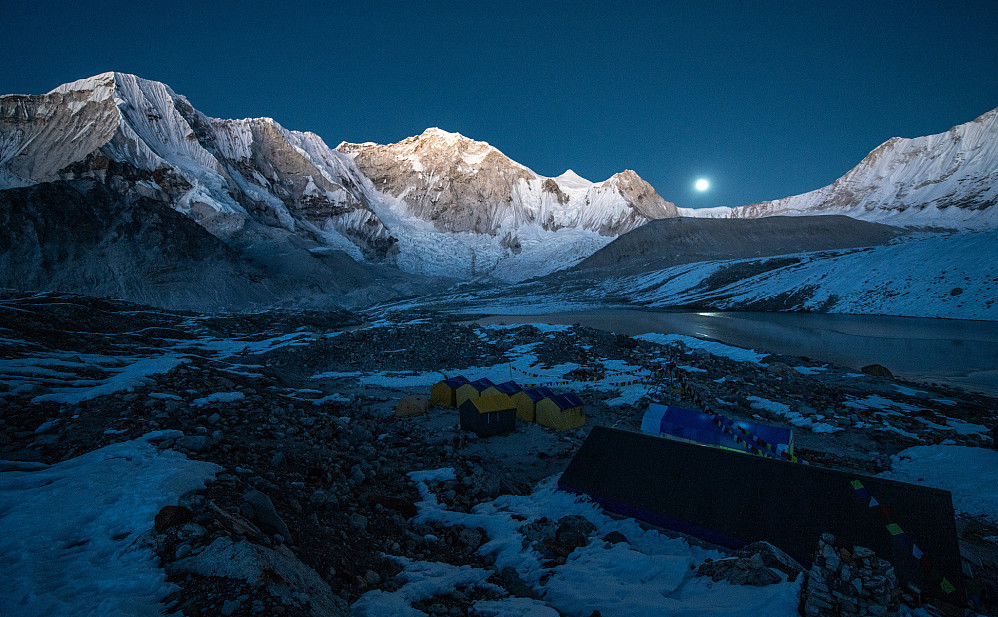 Base Camp med Baruntse som høyeste i bakgrunn, med månen liggende over neste fjellpass vi måtte over