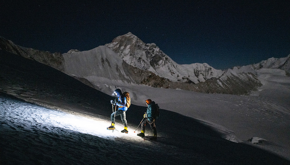 Fortsatt ved godt mot på rundt 6300 moh med Makalu på 8485m i bakgrunn. Dette var før kulde virkelig begynte å sette inn.
