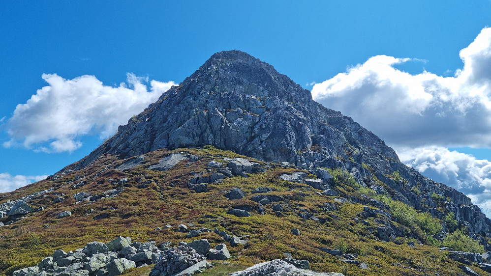 vestryggen kan se noe skummel ut fra avstand, men enkleste rute går fint opp langs nordsiden
