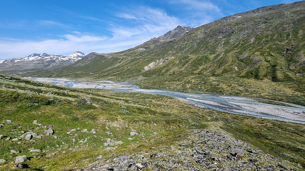 her elva brer seg ut til flere sideelver er eneste plassen å krysse med stor vannføring