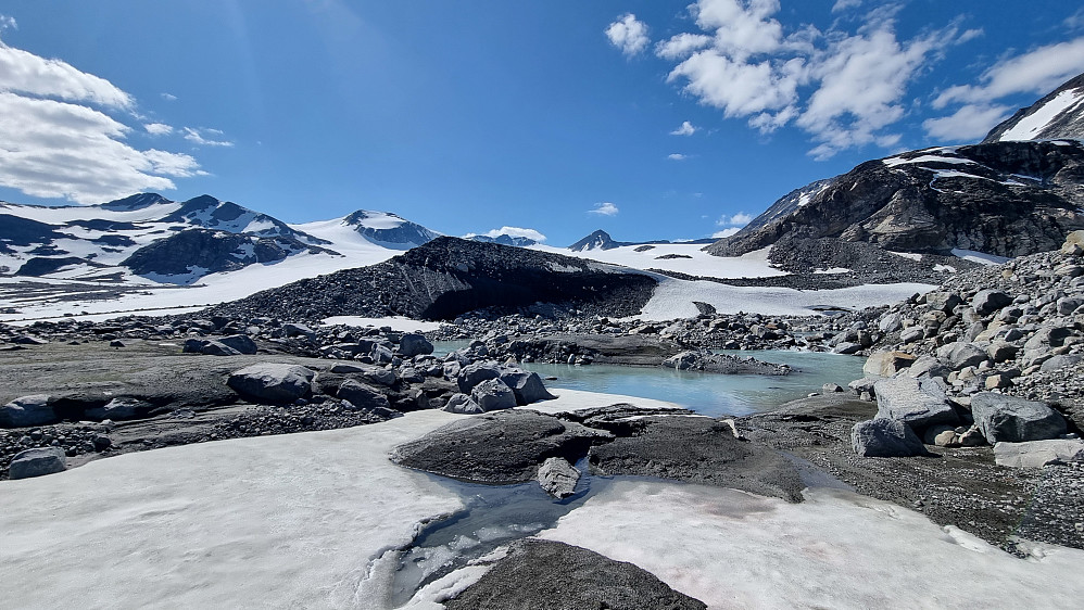 morenelandskapet som dekker hele området øst for breen