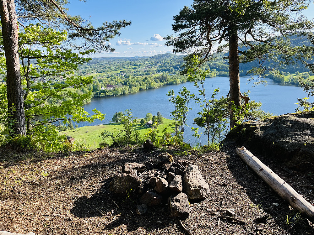 Bålplass med utsikt mot Semsvannet.