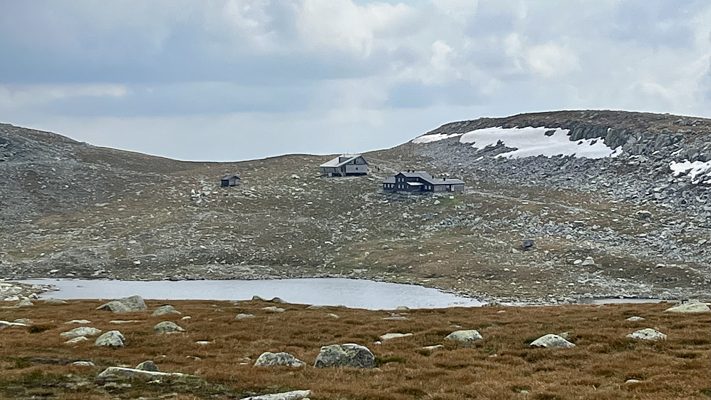 Høgevardes to DNT hytter ligger rett ovenfor Høgevardtjenn