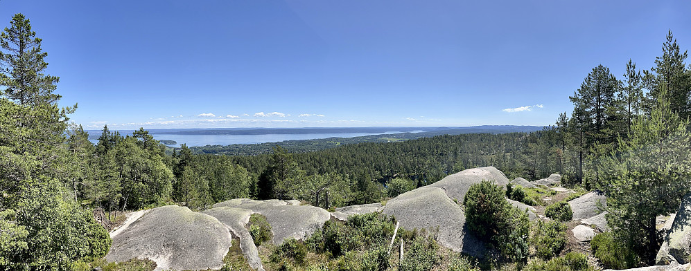 Panorama fra toppen av Vardåsen med utsikt mot Oslofjorden fra Nesodden til Håøya.