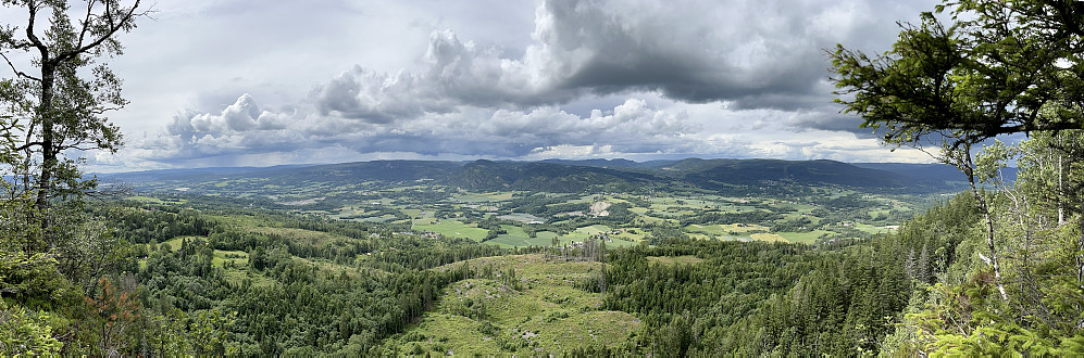 Panorama over kulturlandskapet i Lier som brer seg innover dalen