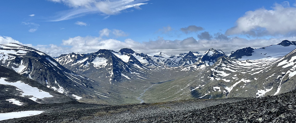 Flotte Visdalen med kjente og kjære 2000-meter topper på begge sider. 