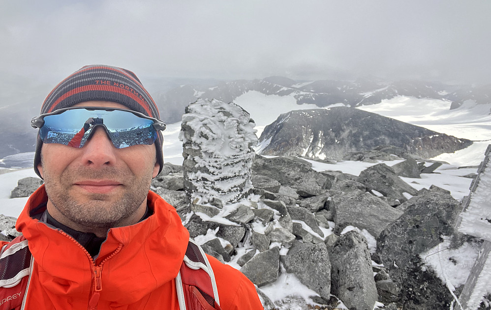 Feirer 2k-topp nr 100 med en selfie på toppen av Leirhøe