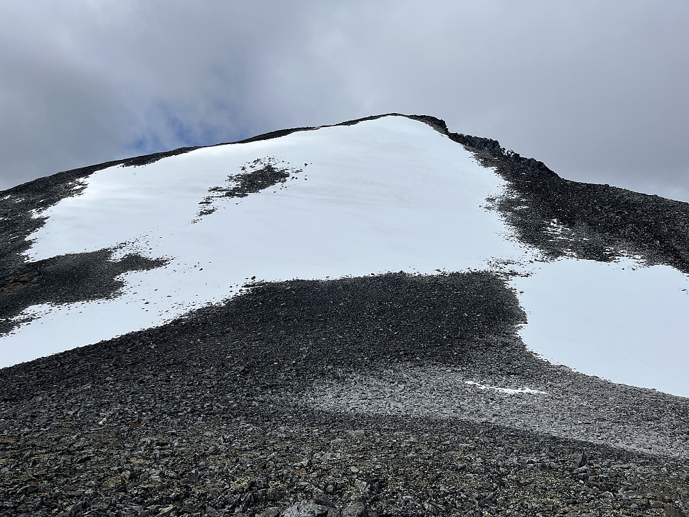 Nedstigningen fra Leirhøe; Jeg skulle egentlig ha fulgt ryggen til høyre ned, men kom litt for langt venstre. Der lå snøfonna med glatt snø og var samtidig svært bratt. Jeg valgte derfor å gå ytterligere mot venstre for så å krysse snøfonna fra venstre mot høyre på et parti som ikke var like bratt. 