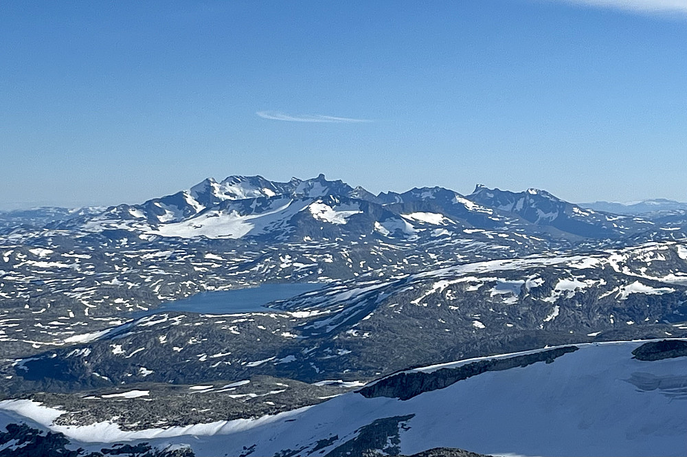 Det var god utsikt i samtlige himmelretninger i løpet av turen. Den mest fremtredende fjellformasjonen var trolig Hurrungane i sør.