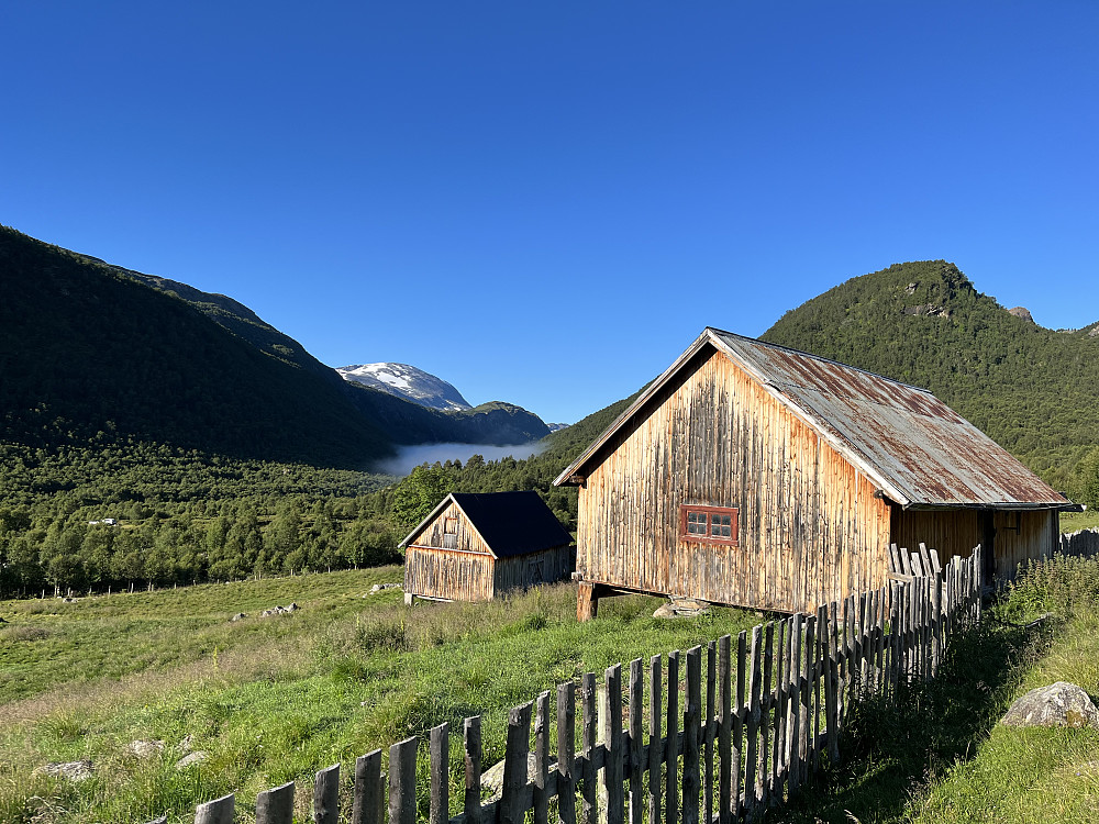 Morgentåken ligger fortsatt i Bøverdalen når jeg la ut på det som skulle bli en skikkelig  langtur fra Neto sæter.