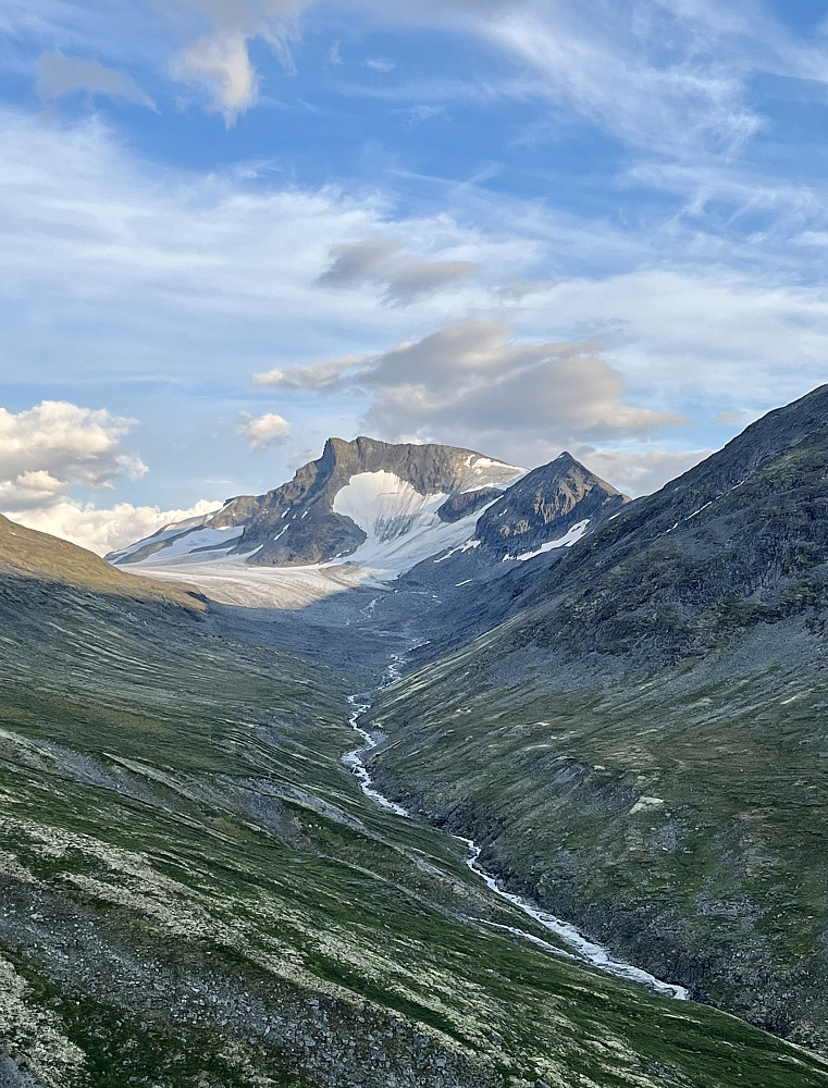 Utsikt innover Illåskardet mot Søre Illåbreen og den karakteristiske Vestre Tverrbotntinden med sine tvillingtopper