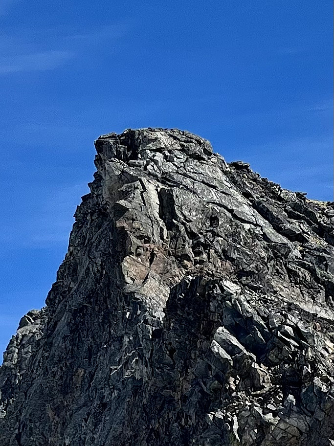 Rapellen vest for Midtre Tverråtinden sett fra litt lenger ned på ryggen. Det er også mulig å omgå dette punktet ved å traversere ned i søndre flanke, men det blir en lang omvei i det som så ut som løs ur.